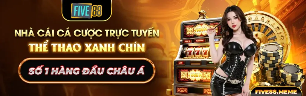 Vận động viên quần vợt đang thực hiện cú giao bóng mạnh mẽ